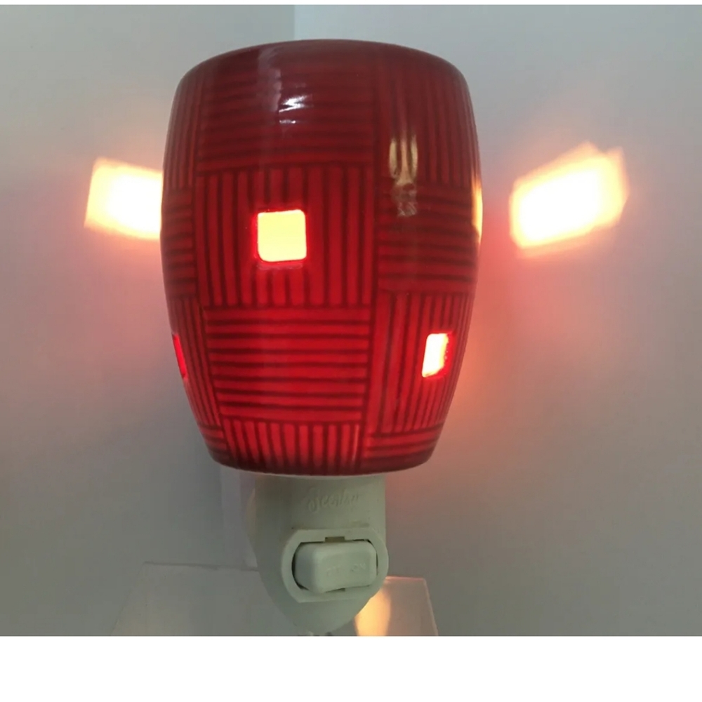 Scentsy Red Weave small plugin EUC ❤️ Great condition 4" height - Picture 5 of 5